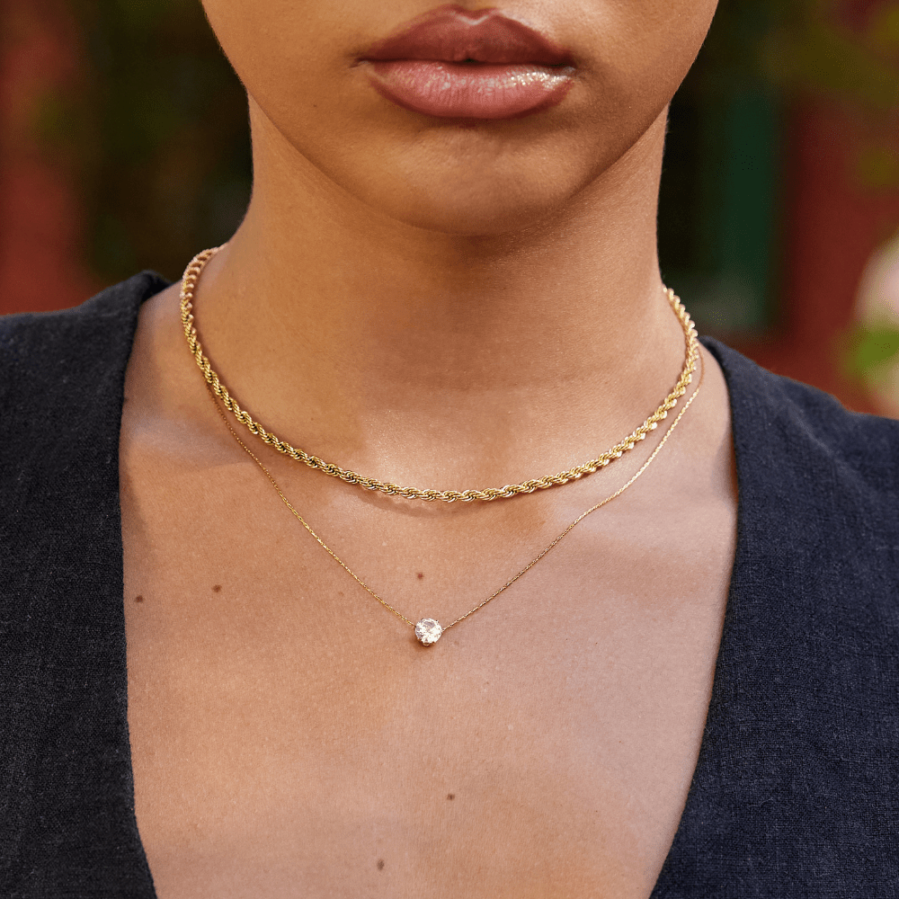 Amaris – Collar dorado con cristal redondo elegante
