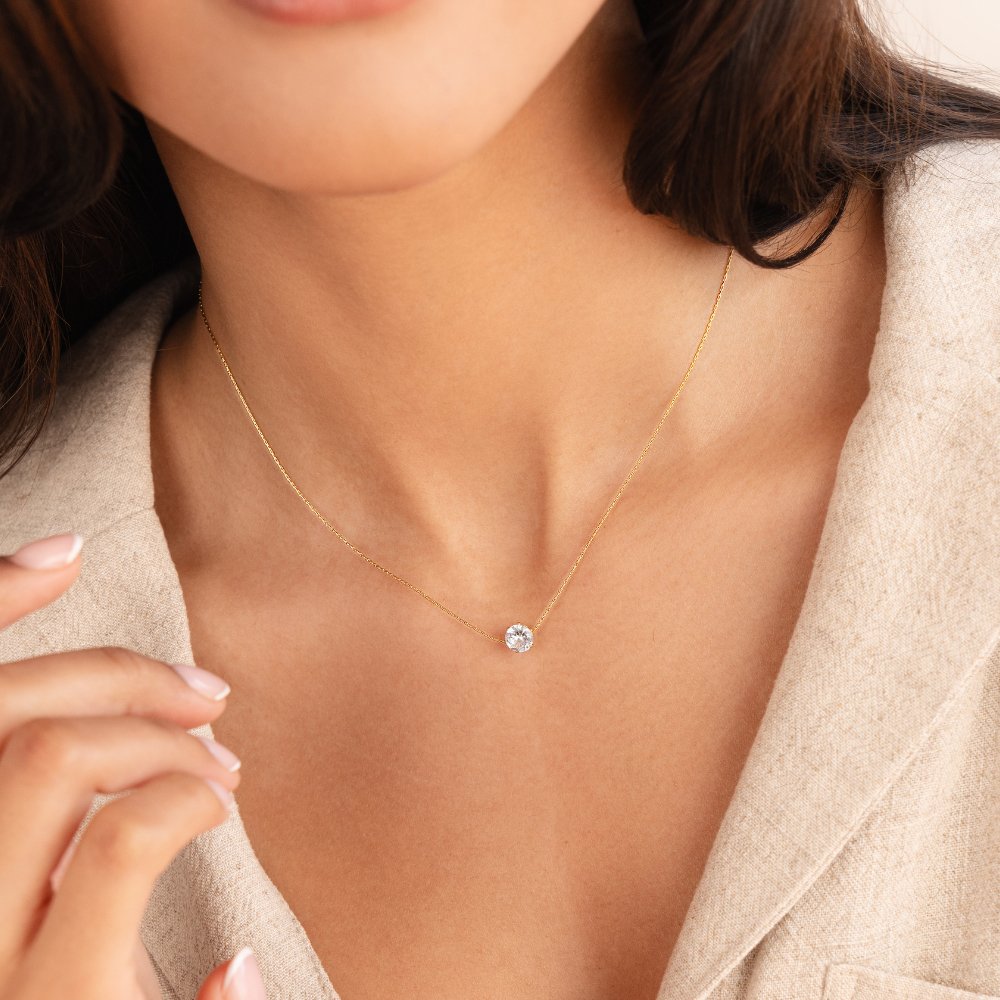 Amaris – Collar dorado con cristal redondo elegante