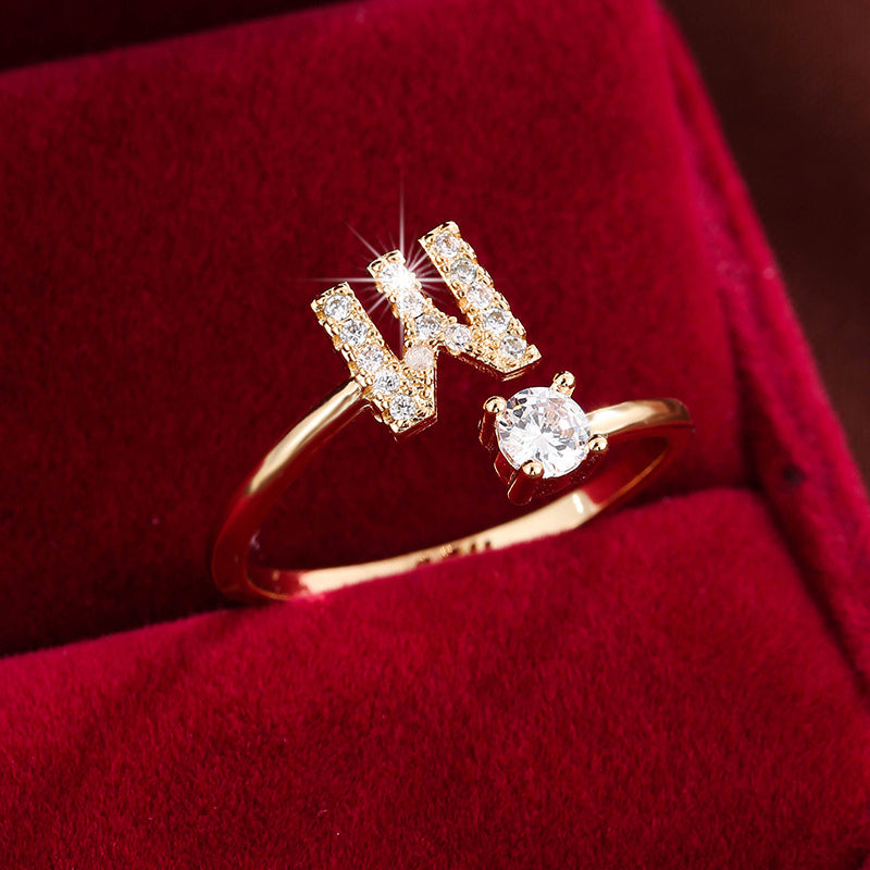 Nova – Anillo abierto moderno con inicial y circonitas