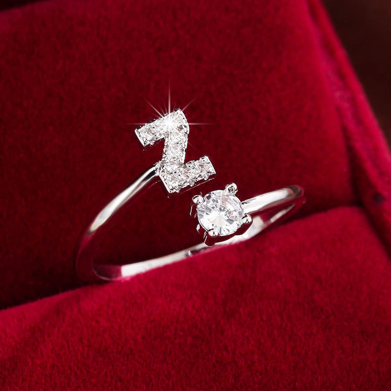 Nova – Anillo abierto moderno con inicial y circonitas