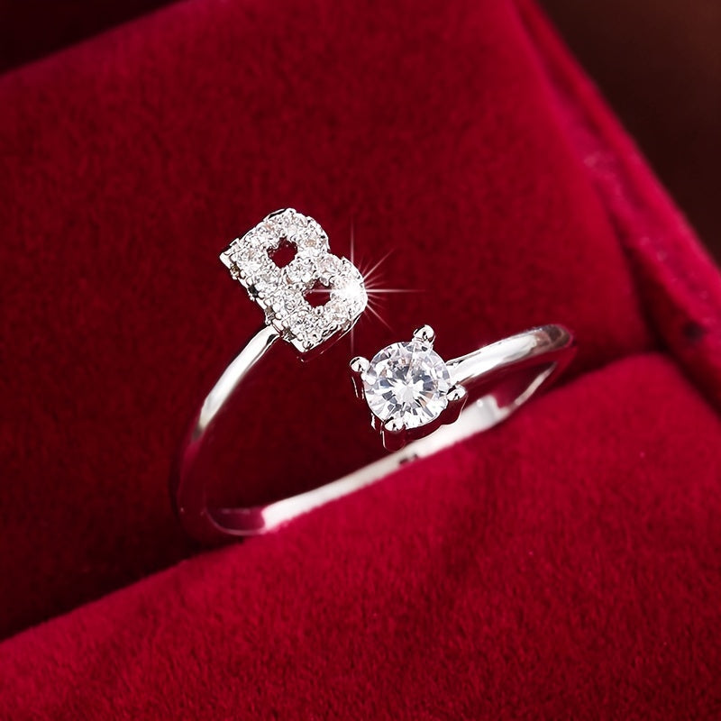 Nova – Anillo abierto moderno con inicial y circonitas