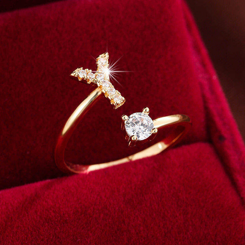 Nova – Anillo abierto moderno con inicial y circonitas
