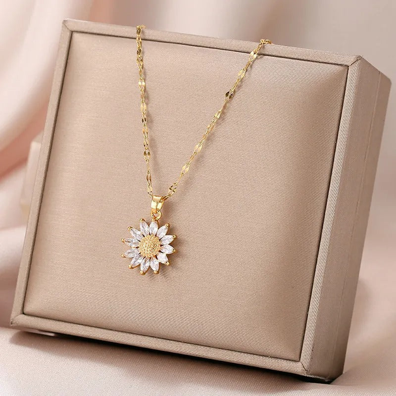 Jennie – Collar de Girasol de Cristal y Acabado Dorado