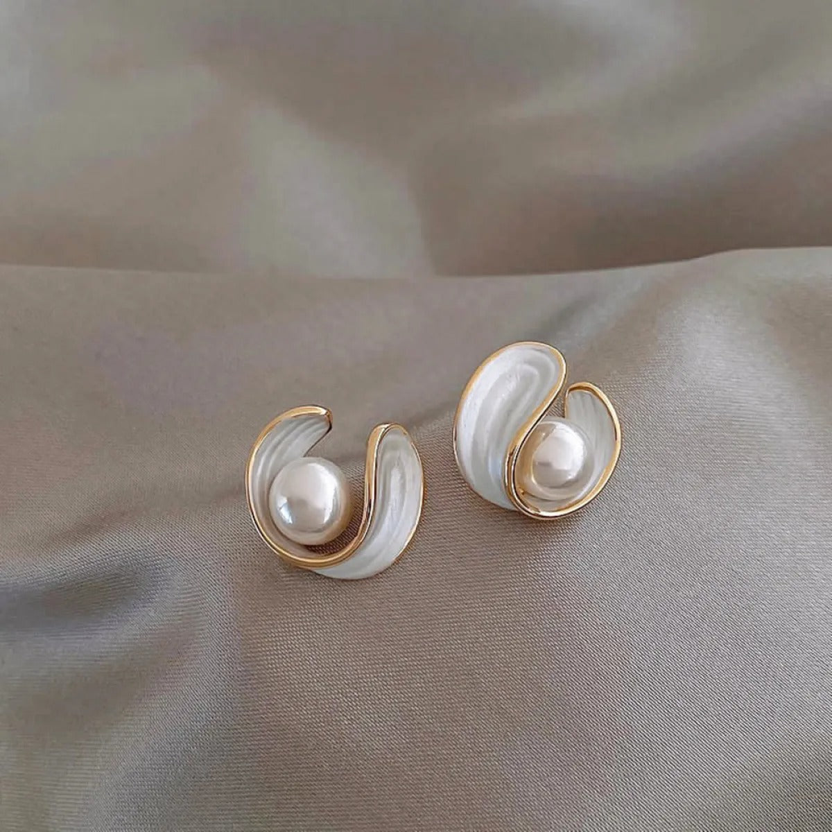 Alina – Pendientes lujosos de ópalo blanco, perla y oro