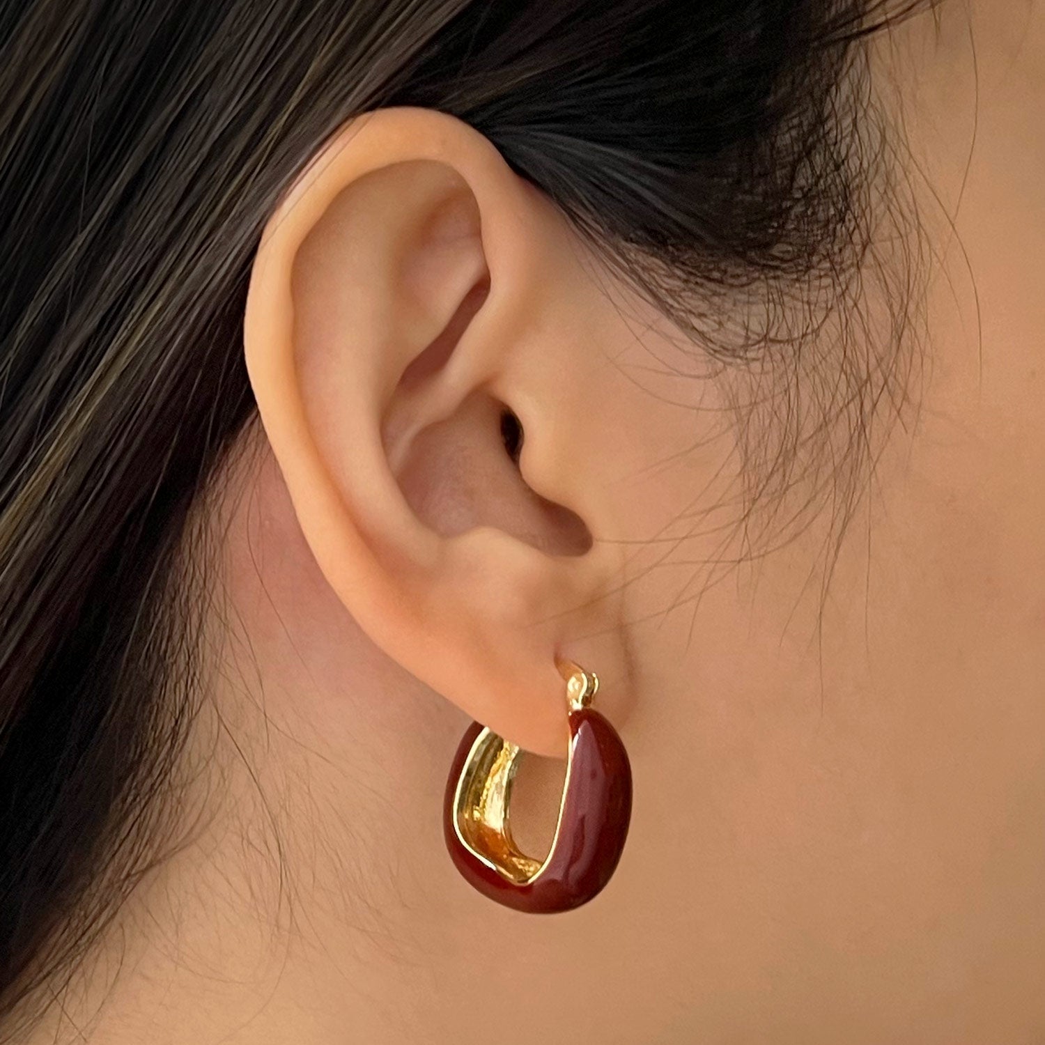 Aros de esmalte rojo vino elegantes