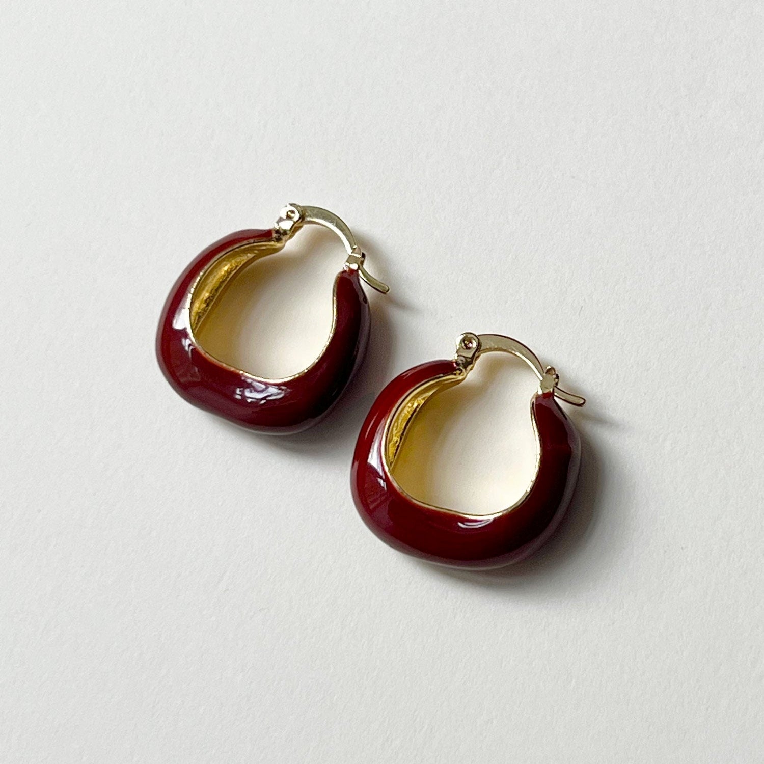 Aros de esmalte rojo vino elegantes