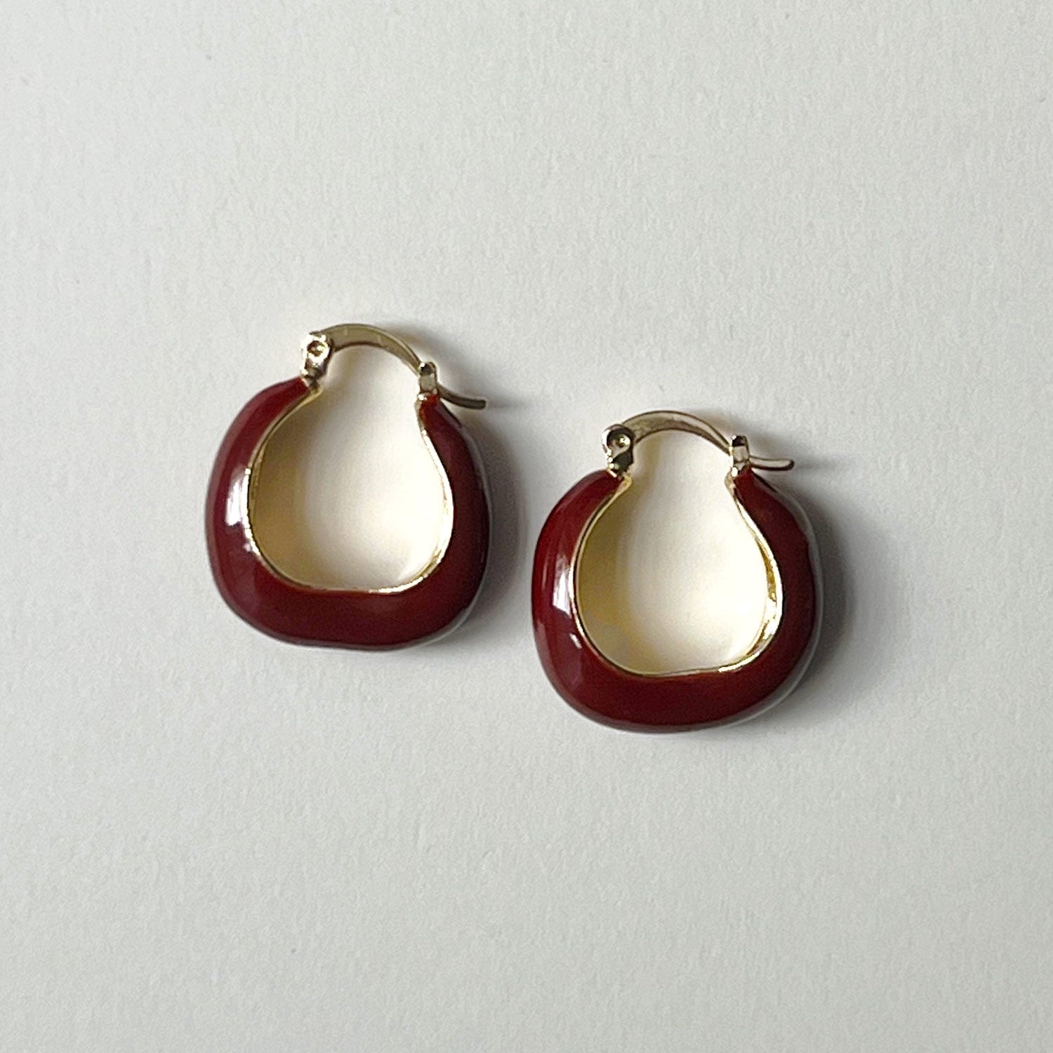 Aros de esmalte rojo vino elegantes