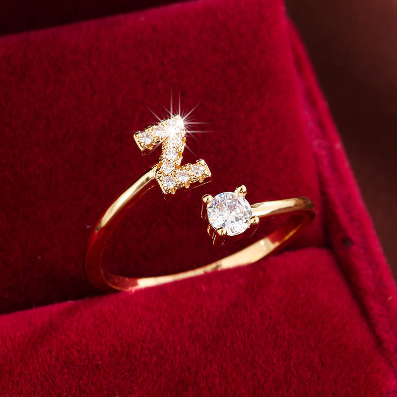 Nova – Anillo abierto moderno con inicial y circonitas
