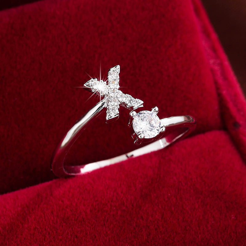 Nova – Anillo abierto moderno con inicial y circonitas