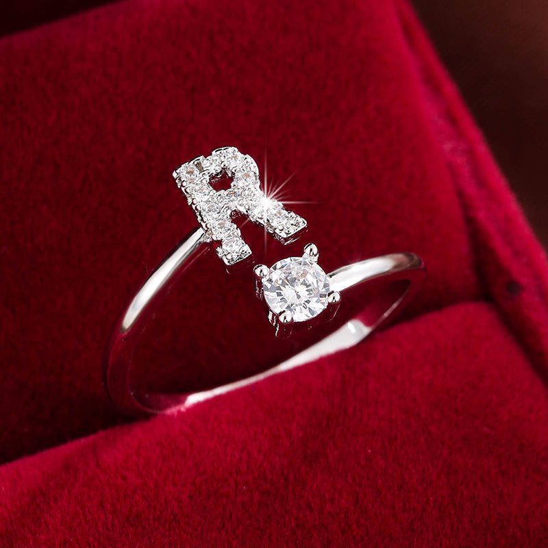 Nova – Anillo abierto moderno con inicial y circonitas