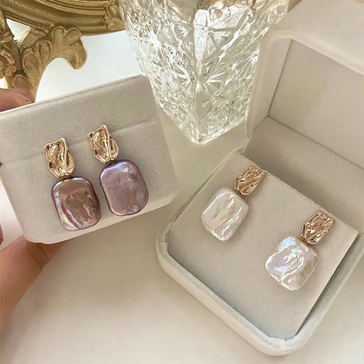 Aiah – Pendientes dorados con elegantes perlas barrocas