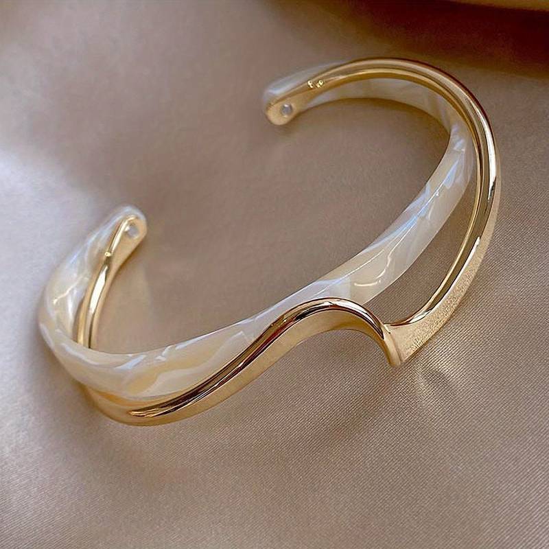 Brazalete ondulado con incrustaciones de perlas - Brazalete de oro chapado en 18K