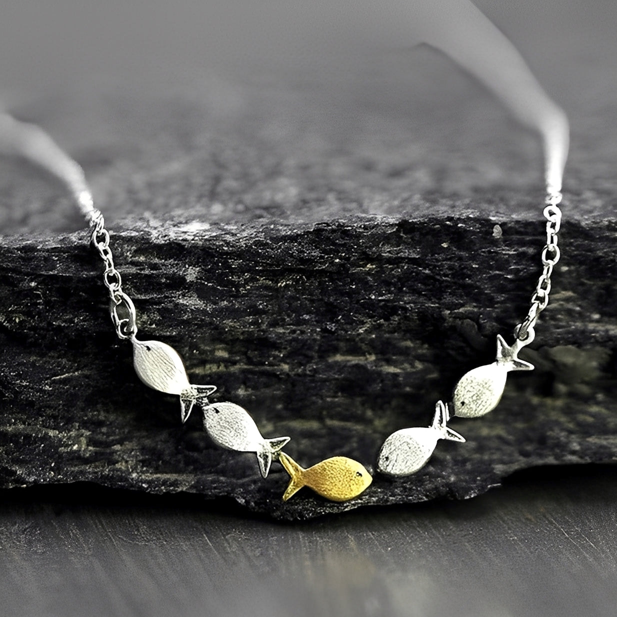 Amandine – Collar Elegante de Pez Dorado