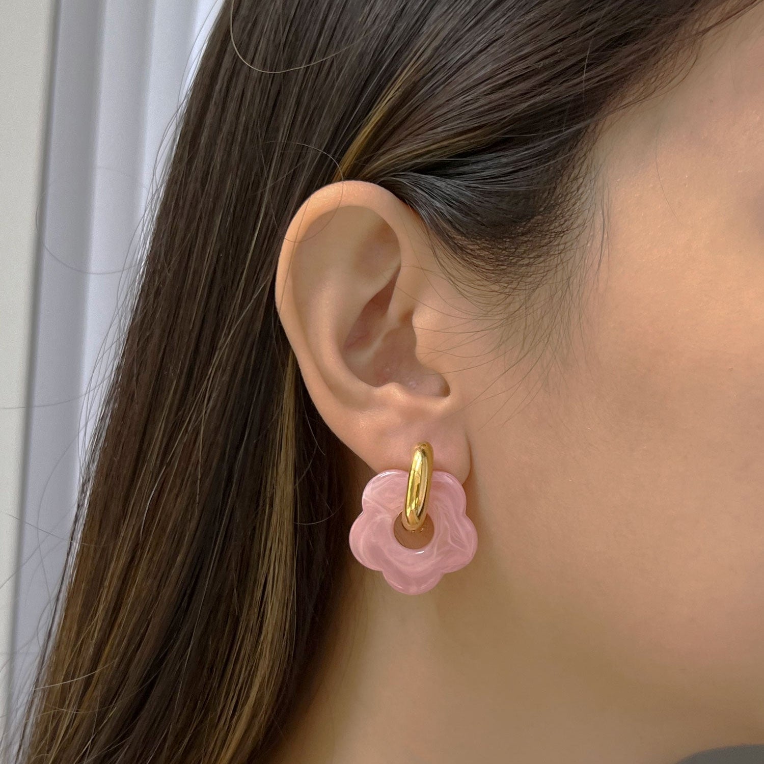 Aros de donut rosa con encanto de flor