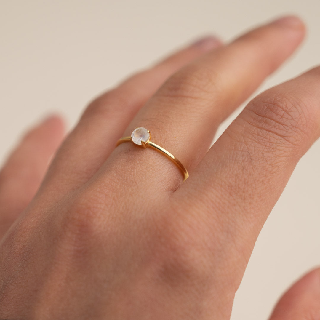 Heba - Anillo dorado con piedra lunar
