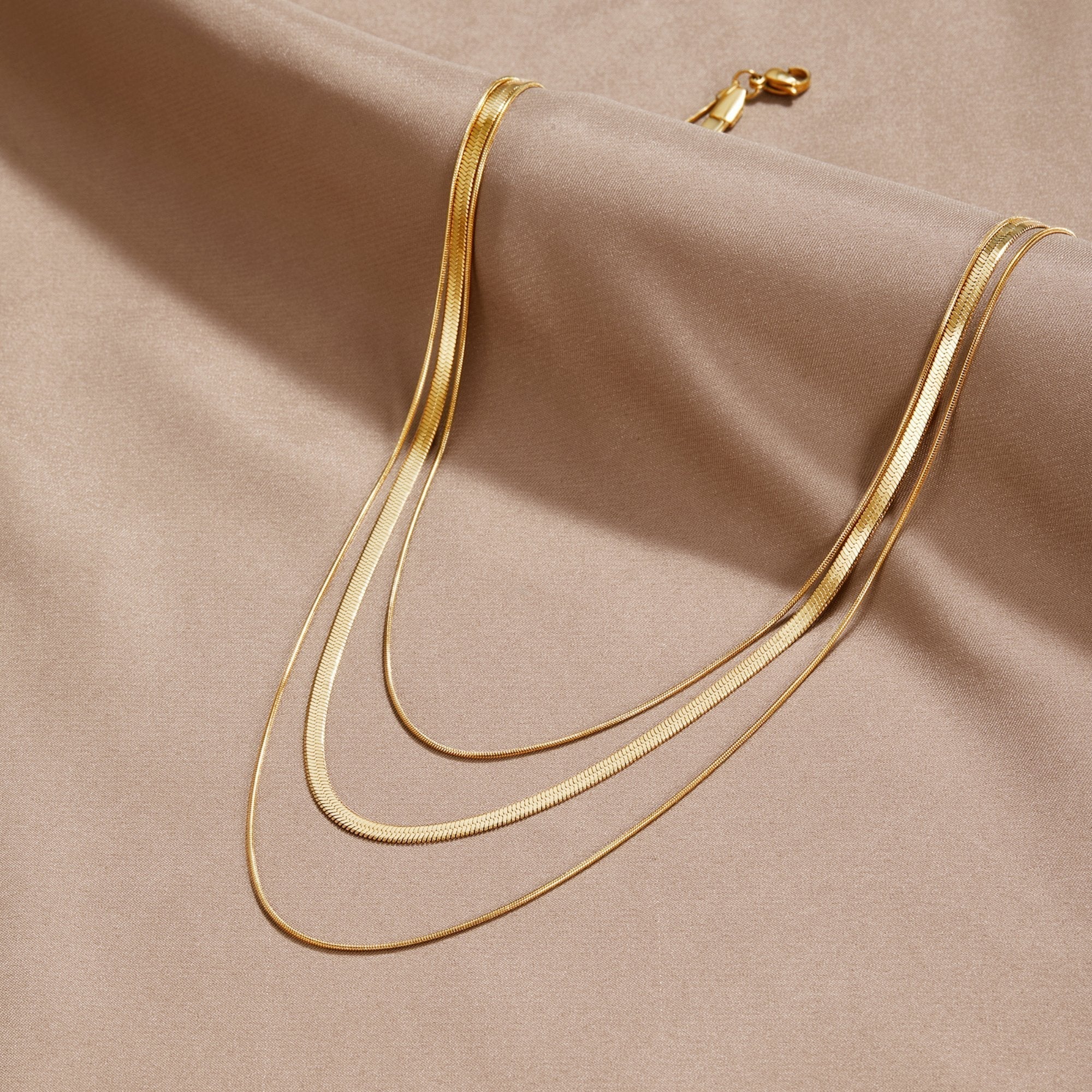 Alix – Collar dorado de múltiples hileras