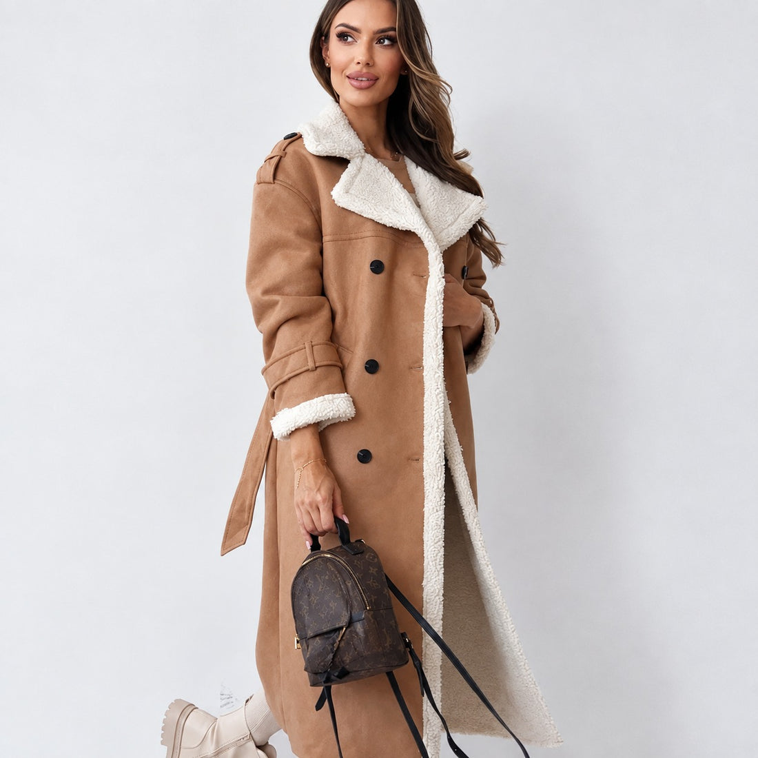 Abrigo de mujer tipo teddy doble botonadura con cinturón y corte oversize
