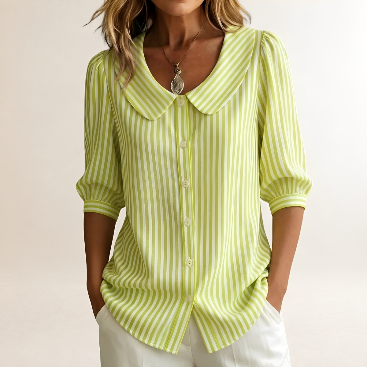 Blusa de mujer con cuello marinero y diseño a rayas con cierre de botones