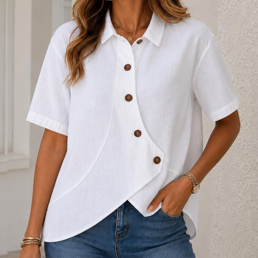 Blusa de mujer de manga corta con cuello camisero y solapas asimétricas de botonado, corte relajado
