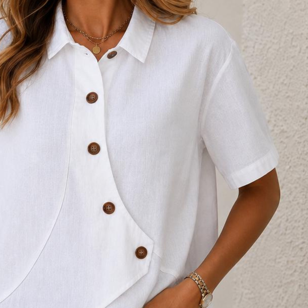Blusa de mujer de manga corta con cuello camisero y solapas asimétricas de botonado, corte relajado