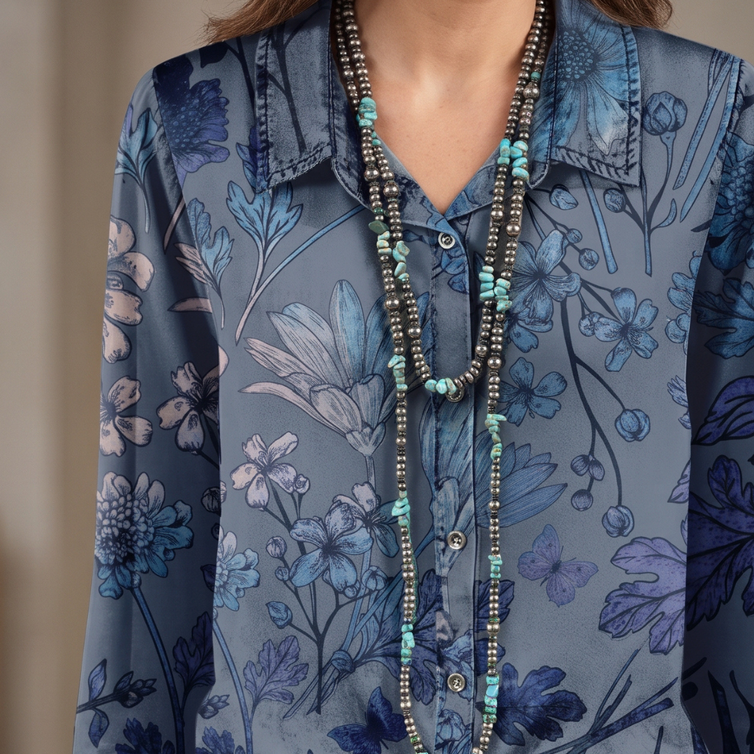 Blusa mujer con cuello banda y escote en V con placket frontal, mangas cortas abullonadas y puños fruncidos, corte holgado, estampado floral