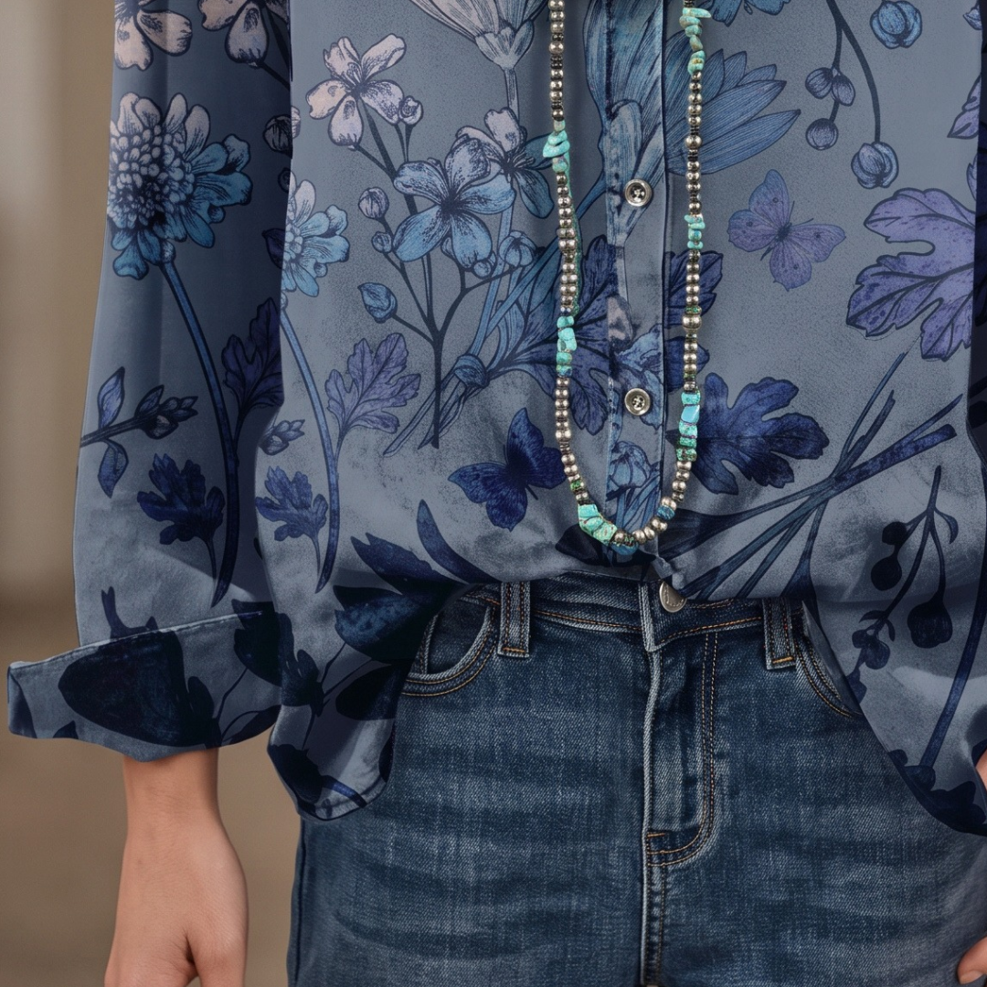 Blusa mujer con cuello banda y escote en V con placket frontal, mangas cortas abullonadas y puños fruncidos, corte holgado, estampado floral