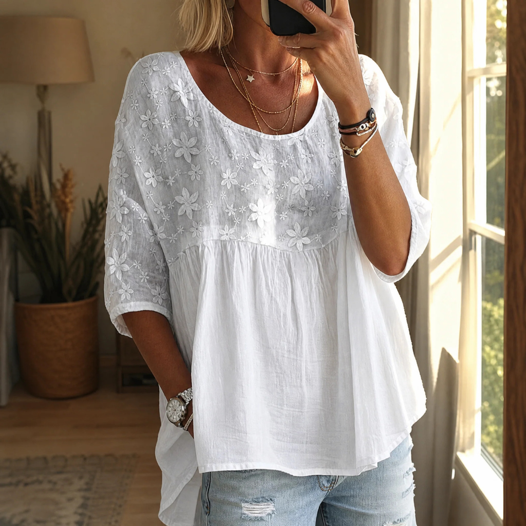 Blusa mujer con escote redondo y mangas 3/4 - frunce frontal con bordado floral, corte relajado