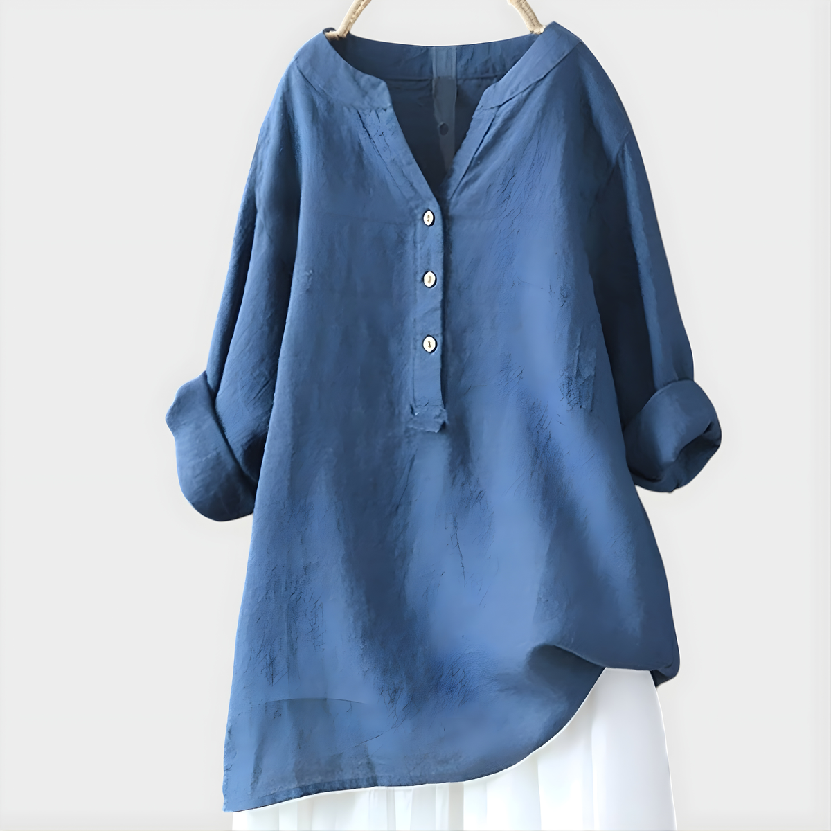 Blusa Mujer V‑cuello con placket de 3 botones, manga larga con puño doblado, corte relajado y dobladillo asimétrico