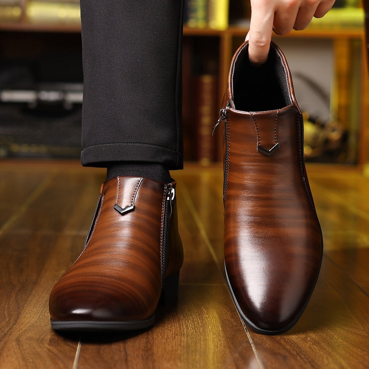 Botines Chelsea hombre con cremallera y detalles decorativos