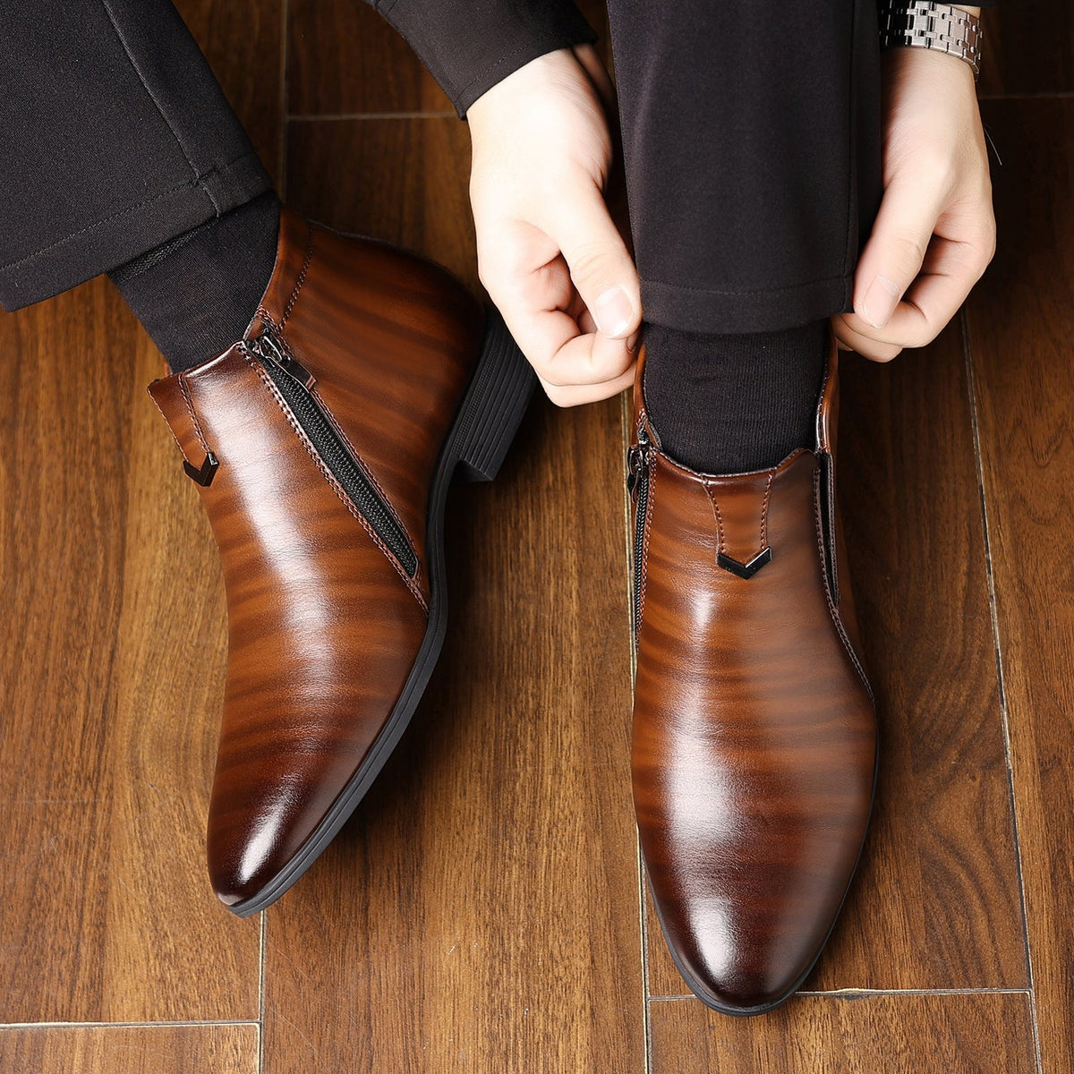 Botines Chelsea hombre con cremallera y detalles decorativos