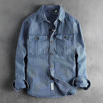 Camisa de hombre a rayas de manga larga con botones y bolsillos en el pecho