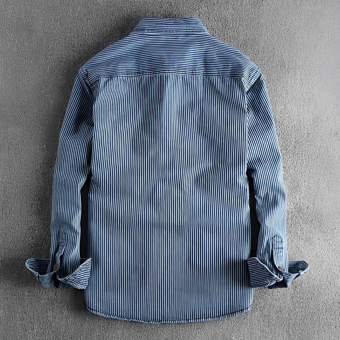 Camisa de hombre a rayas de manga larga con botones y bolsillos en el pecho