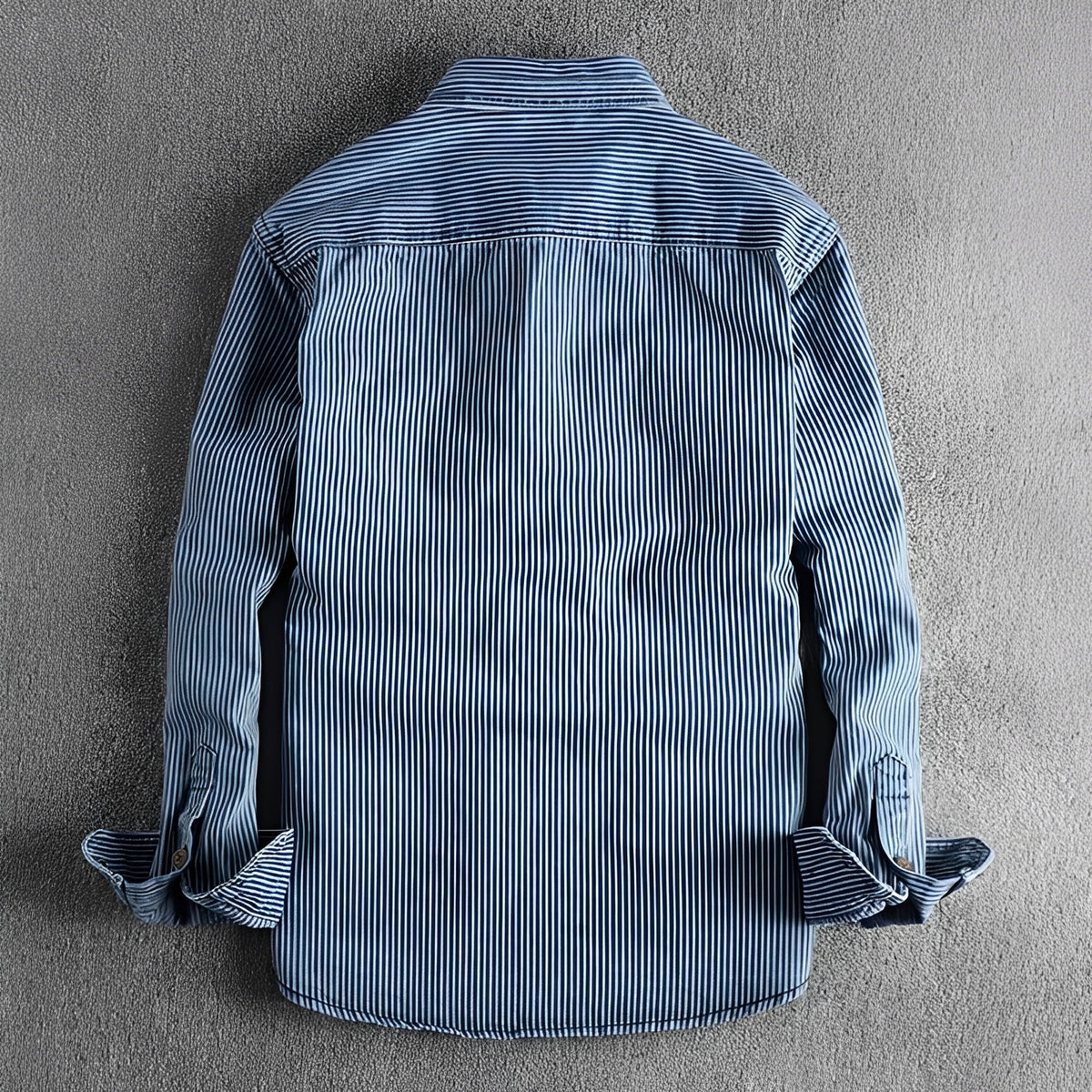 Camisa de hombre a rayas de manga larga con botones y bolsillos en el pecho
