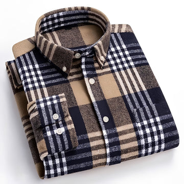 Camisa de hombre con cuello button-down, patrón de cuadros, corte relajado