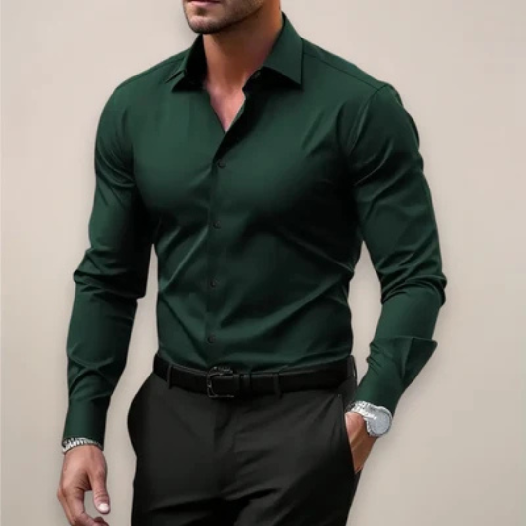 Camisa de hombre entallada de manga larga con botonadura frontal y cuello de punta
