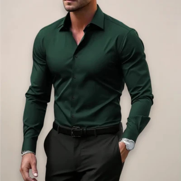 Camisa de hombre entallada de manga larga con botonadura frontal y cuello de punta