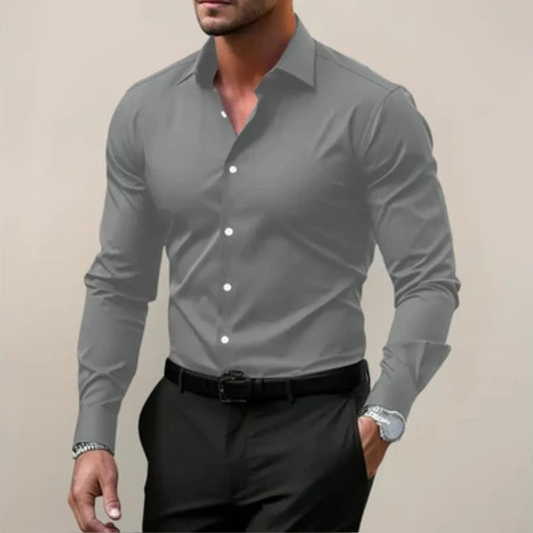 Camisa de hombre entallada de manga larga con botonadura frontal y cuello de punta