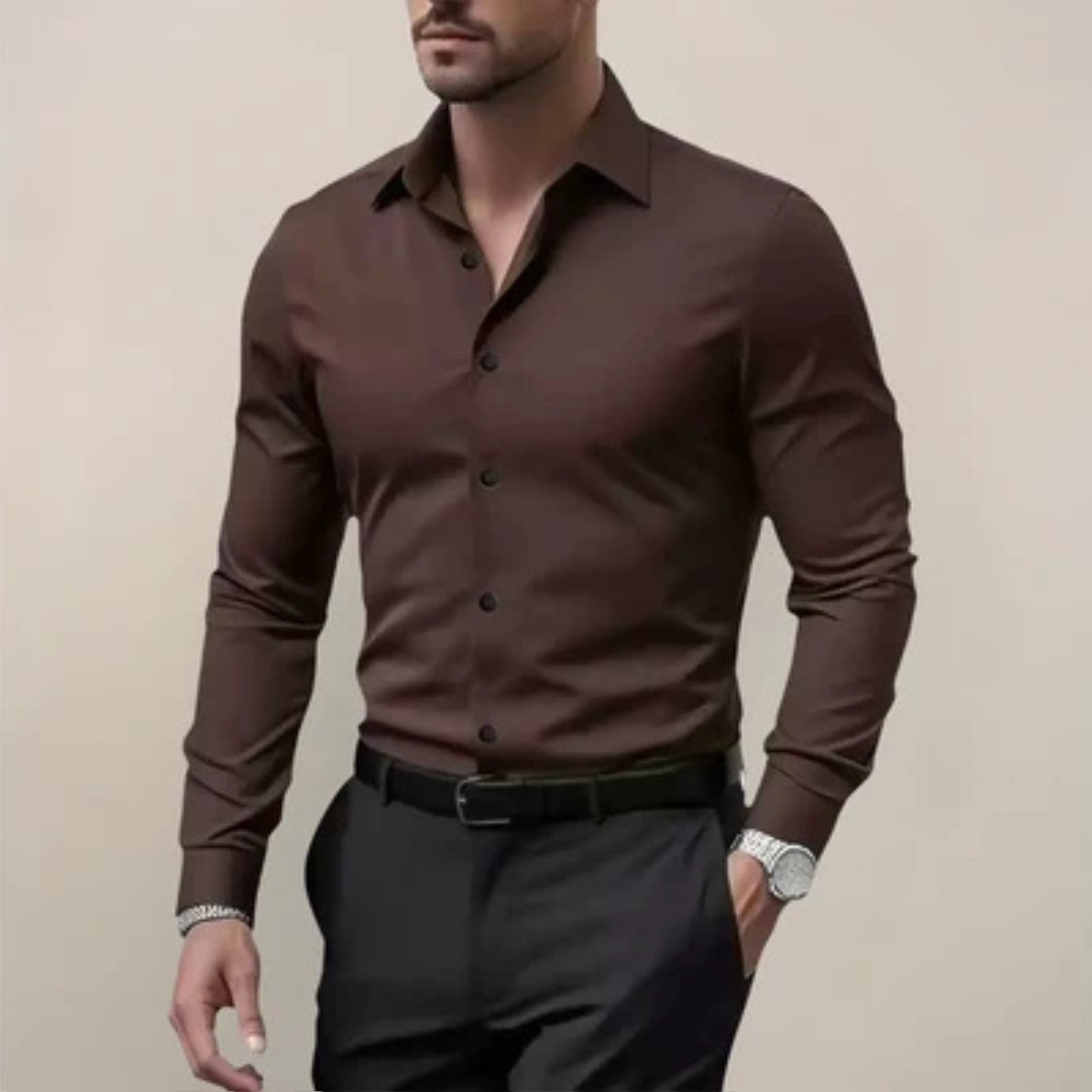 Camisa de hombre entallada de manga larga con botonadura frontal y cuello de punta