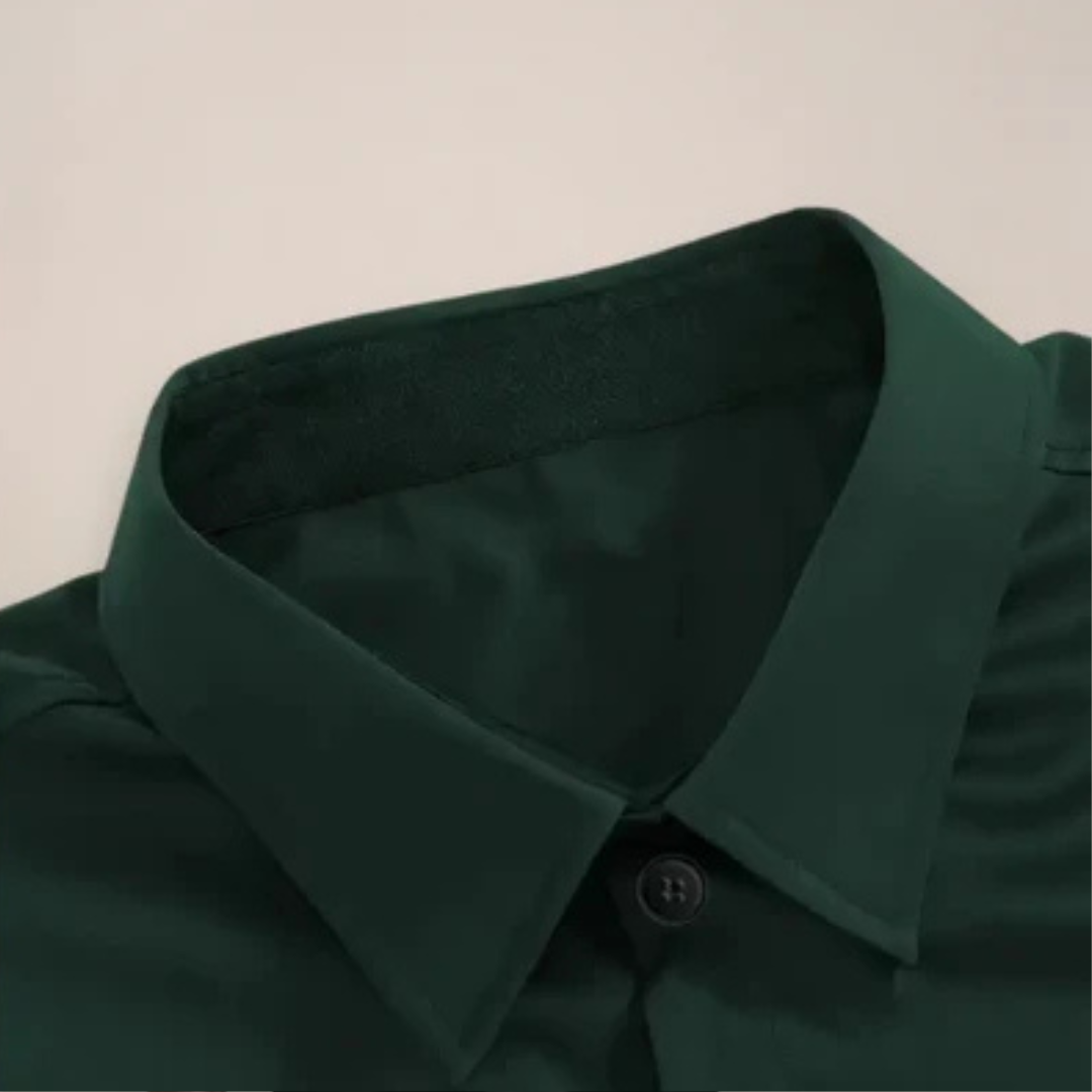 Camisa de hombre entallada de manga larga con botonadura frontal y cuello de punta