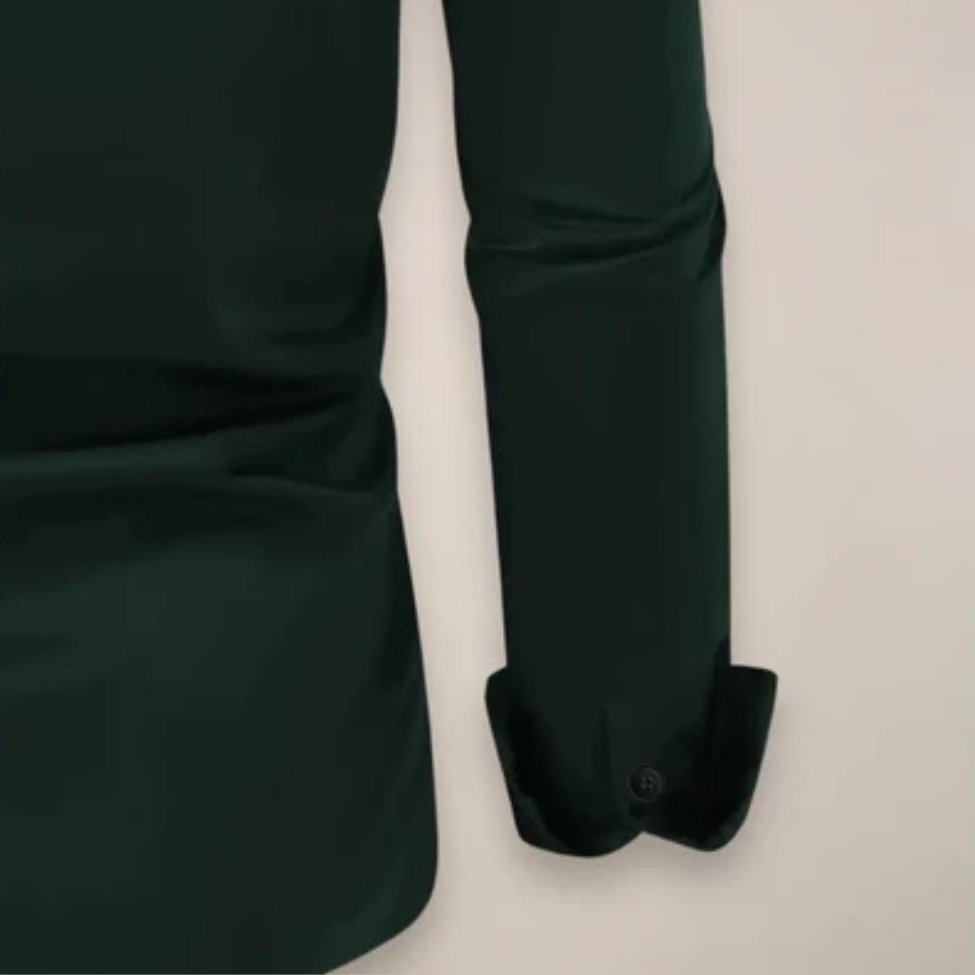 Camisa de hombre entallada de manga larga con botonadura frontal y cuello de punta
