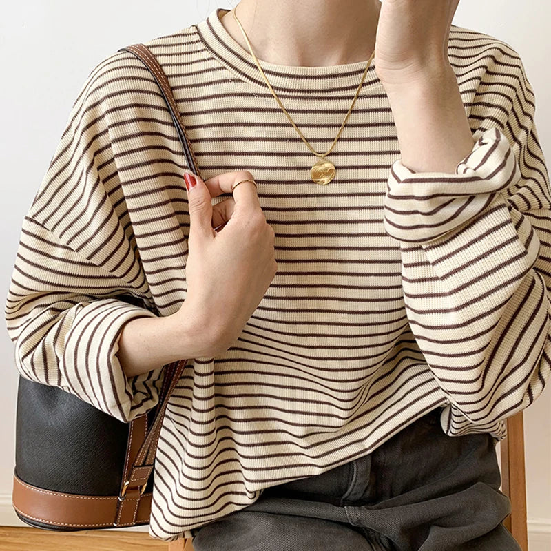 Camisa de manga larga para mujer con patrón a rayas y corte relajado
