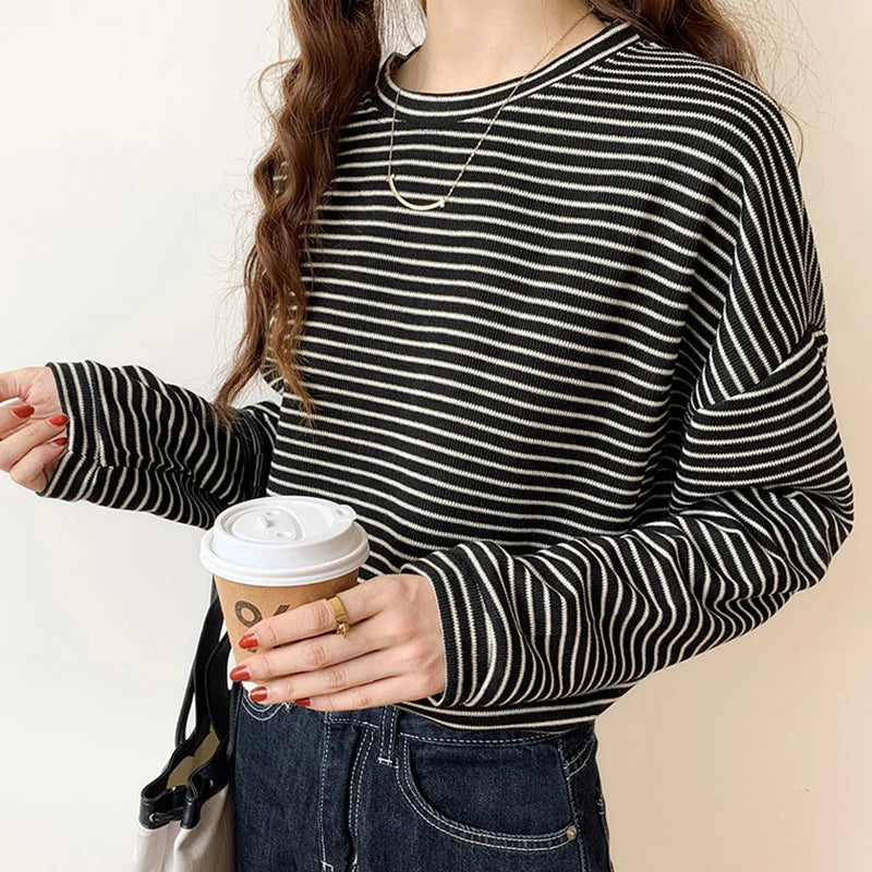Camisa de manga larga para mujer con patrón a rayas y corte relajado