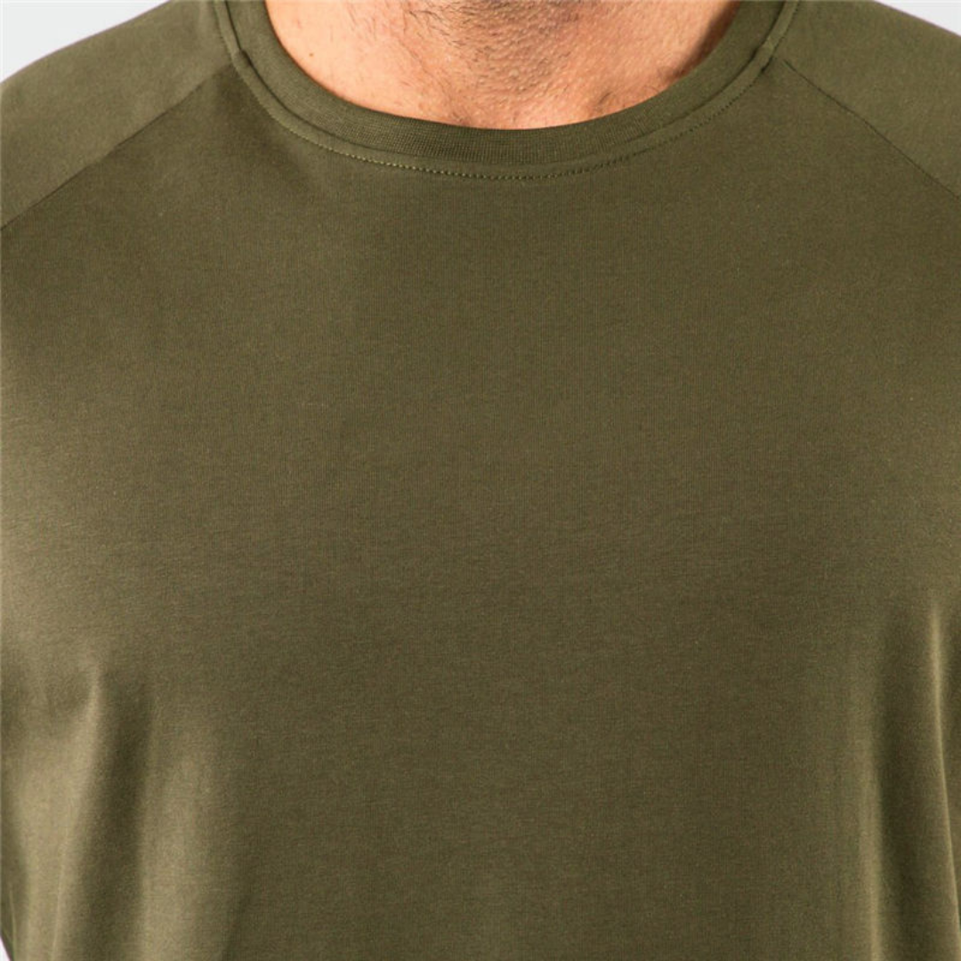Camiseta de hombre de cuello redondo con manga raglán - manga corta, fit ajustado, dobladillo curvo largo