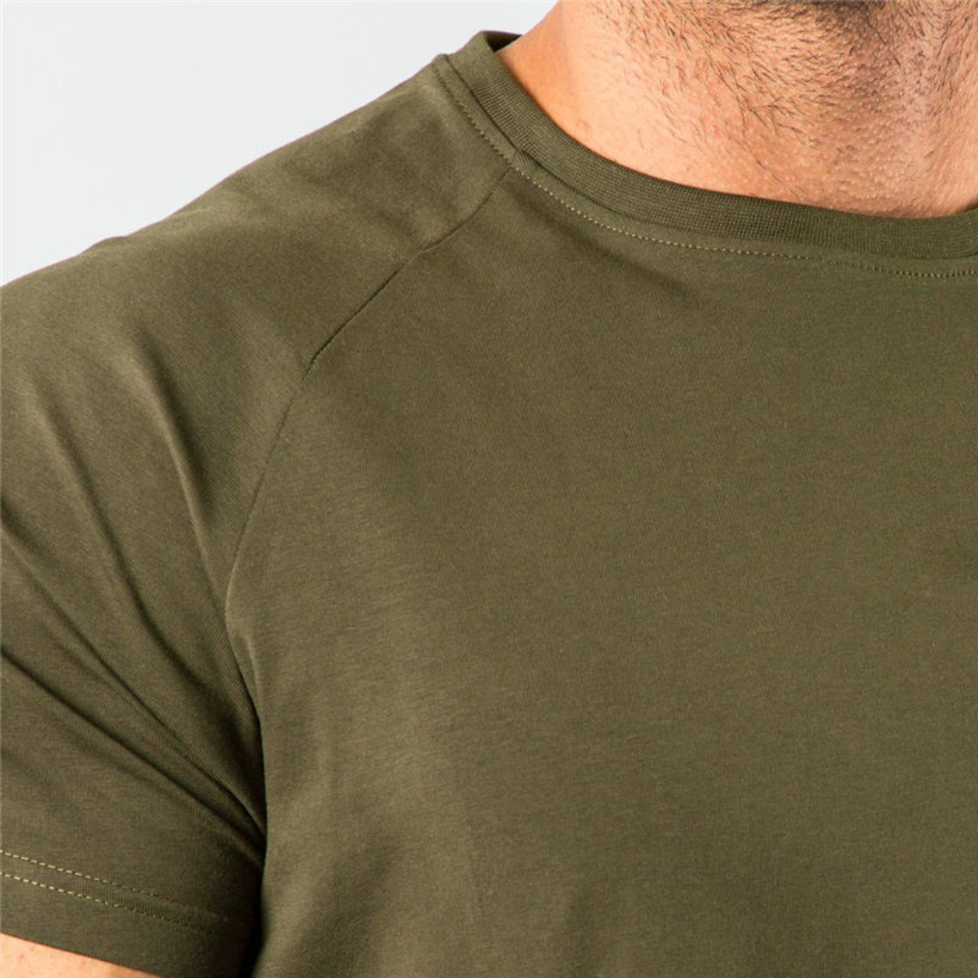 Camiseta de hombre de cuello redondo con manga raglán - manga corta, fit ajustado, dobladillo curvo largo