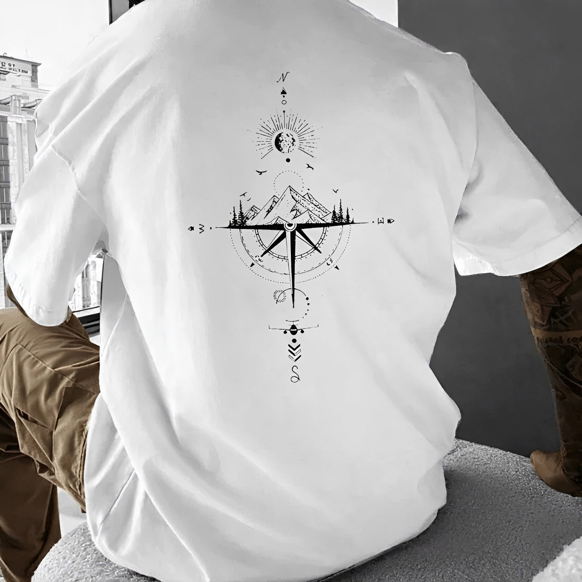 Camiseta hombre cuello redondo manga corta con gráfico trasero de brújula y montaña