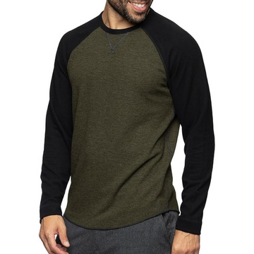 Camiseta raglán de manga larga para hombre con mangas en contraste, cuello redondo, ajuste entallado, logotipo en el pecho