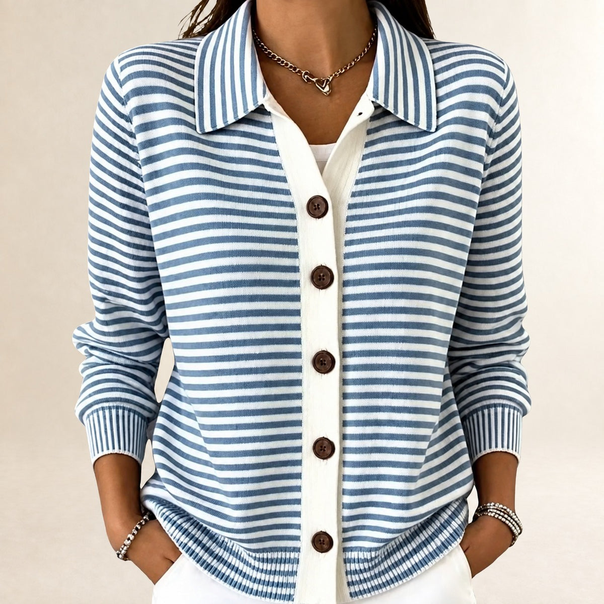 Cardigan de mujer con cuello y botones - diseño a rayas finas y cuello puntiagudo, apertura frontal con plastrón contrastante