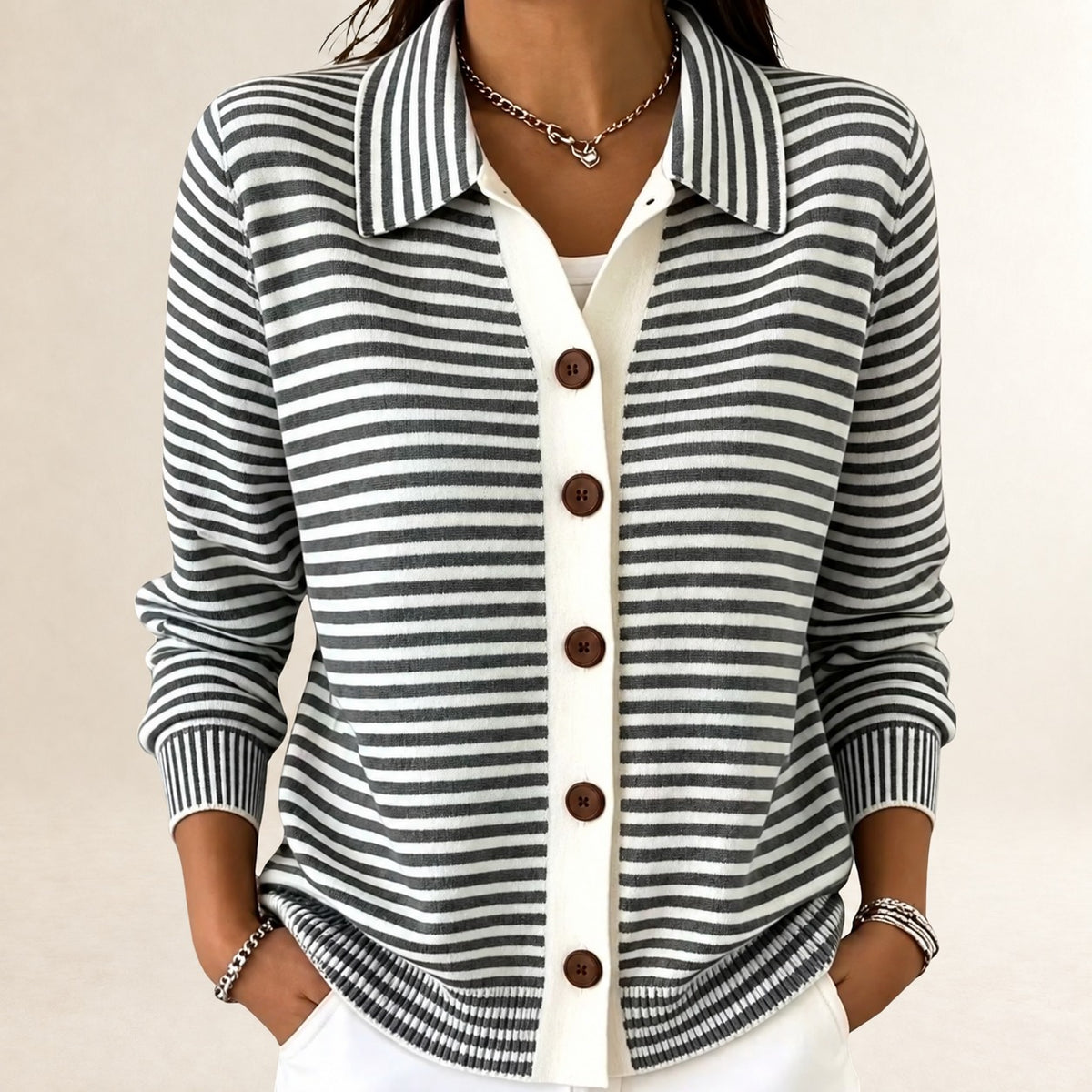 Cardigan de mujer con cuello y botones - diseño a rayas finas y cuello puntiagudo, apertura frontal con plastrón contrastante