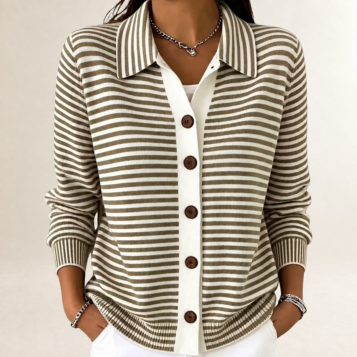 Cardigan de mujer con cuello y botones - diseño a rayas finas y cuello puntiagudo, apertura frontal con plastrón contrastante