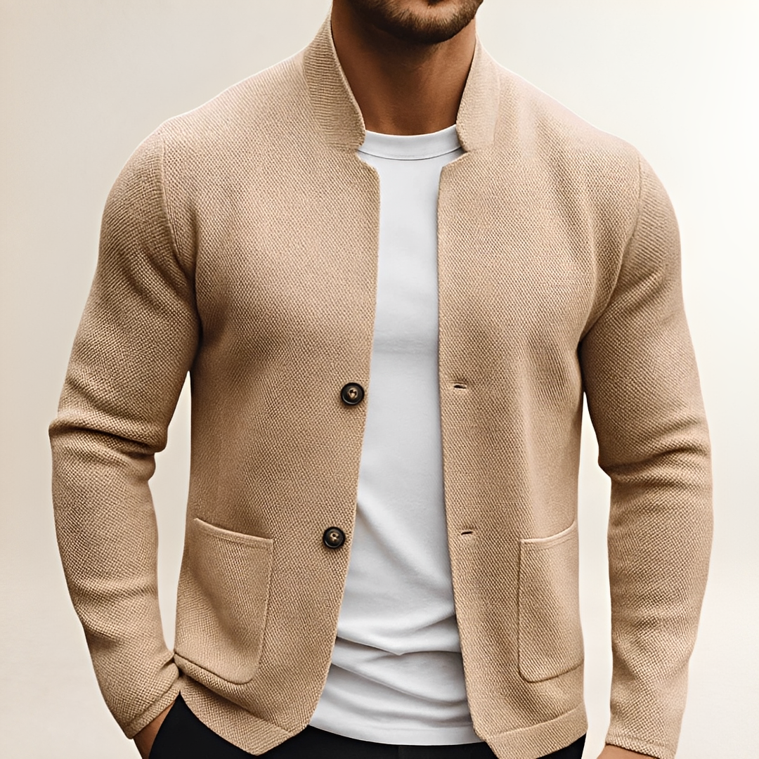 Cardigan para hombres con cuello alto y cierre de dos botones - corte regular, bolsillos en parche, acabado texturizado